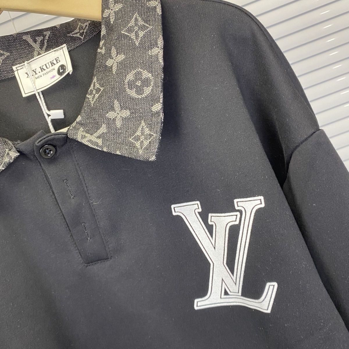 LOUIS VUITTON パーカー  ルイ・ヴィトンロゴ トレーナー  襟付き ゆったり 秋 冬  カジュアル おしゃれ