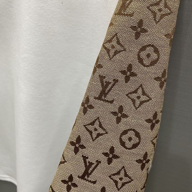 LOUIS VUITTON パーカー  ルイ・ヴィトンロゴ トレーナー  襟付き ゆったり 秋 冬  カジュアル おしゃれ