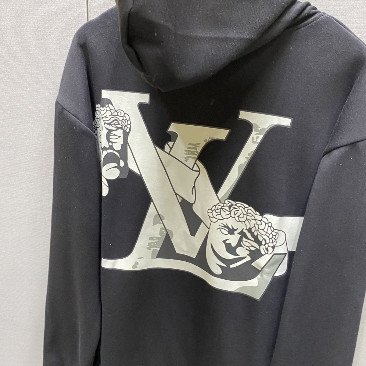 LOUIS VUITTON パーカー フード付き　ルームウェア  ルイ・ヴィトンロゴ ブランド  プリント 男女兼用