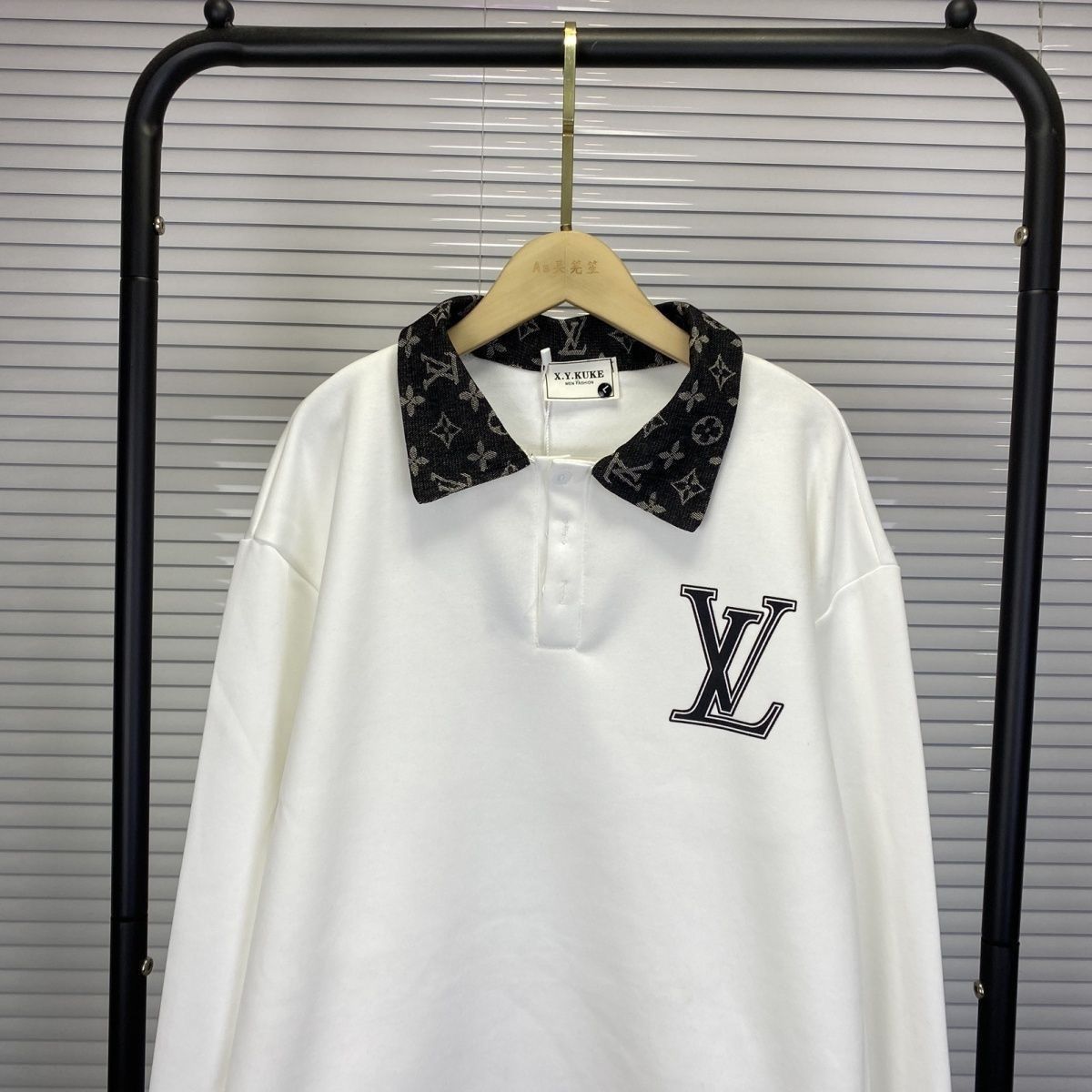 LOUIS VUITTON パーカー  ルイ・ヴィトンロゴ トレーナー  襟付き ゆったり 秋 冬  カジュアル おしゃれ