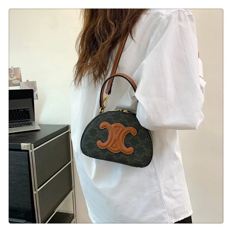 【CELINE】キュイル トリオンフ ハーフムーンケース / タン