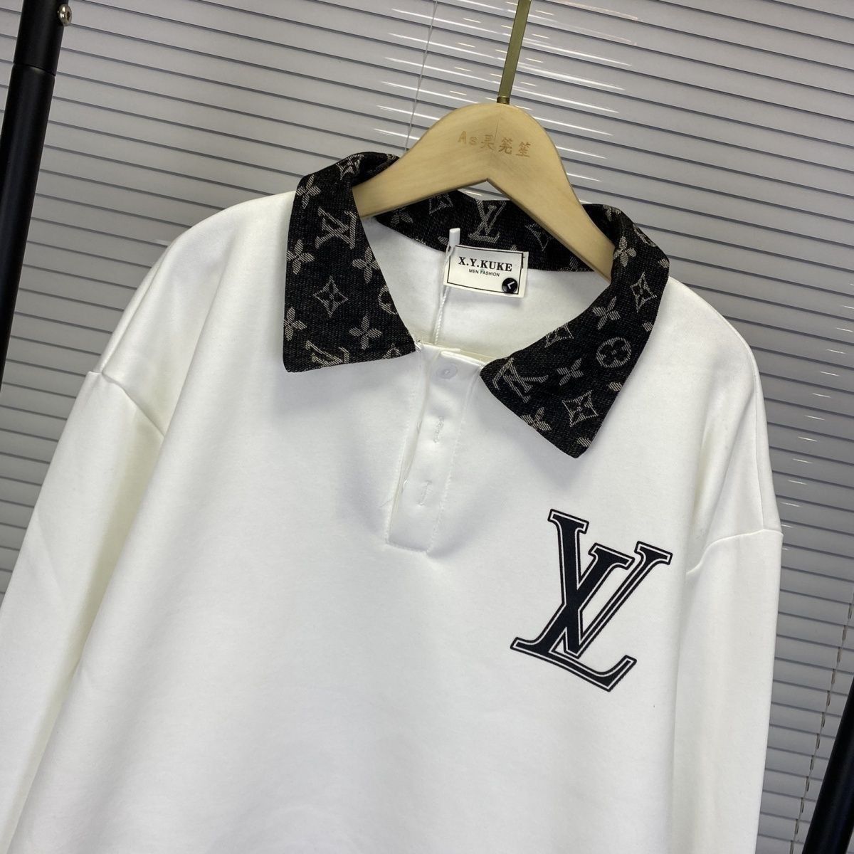 LOUIS VUITTON パーカー  ルイ・ヴィトンロゴ トレーナー  襟付き ゆったり 秋 冬  カジュアル おしゃれ