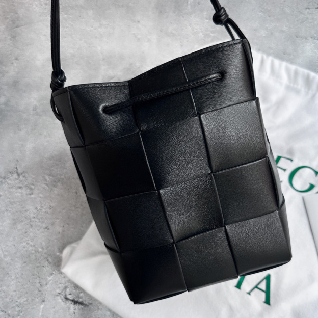 BOTTEGA VENETA スモール カセット バケットバッグ