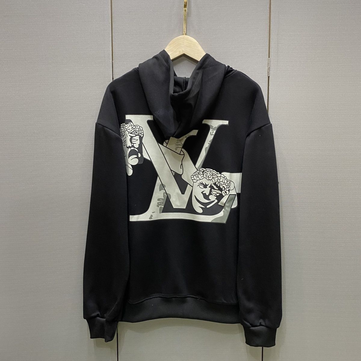 LOUIS VUITTON パーカー フード付き　ルームウェア  ルイ・ヴィトンロゴ ブランド  プリント 男女兼用