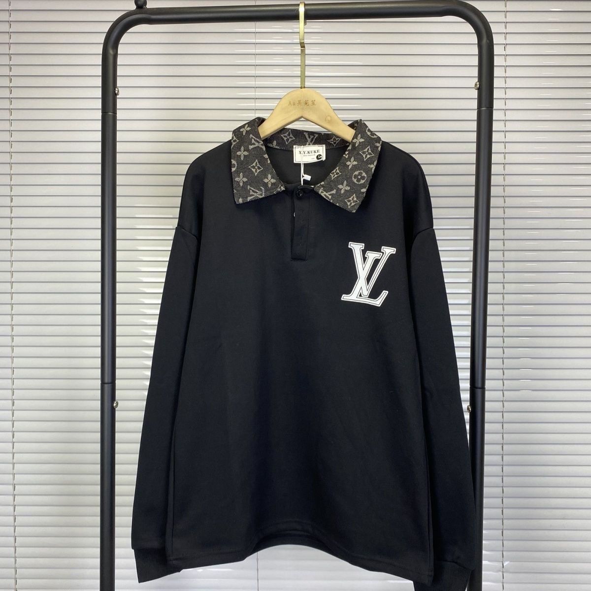 LOUIS VUITTON パーカー  ルイ・ヴィトンロゴ トレーナー  襟付き ゆったり 秋 冬  カジュアル おしゃれ