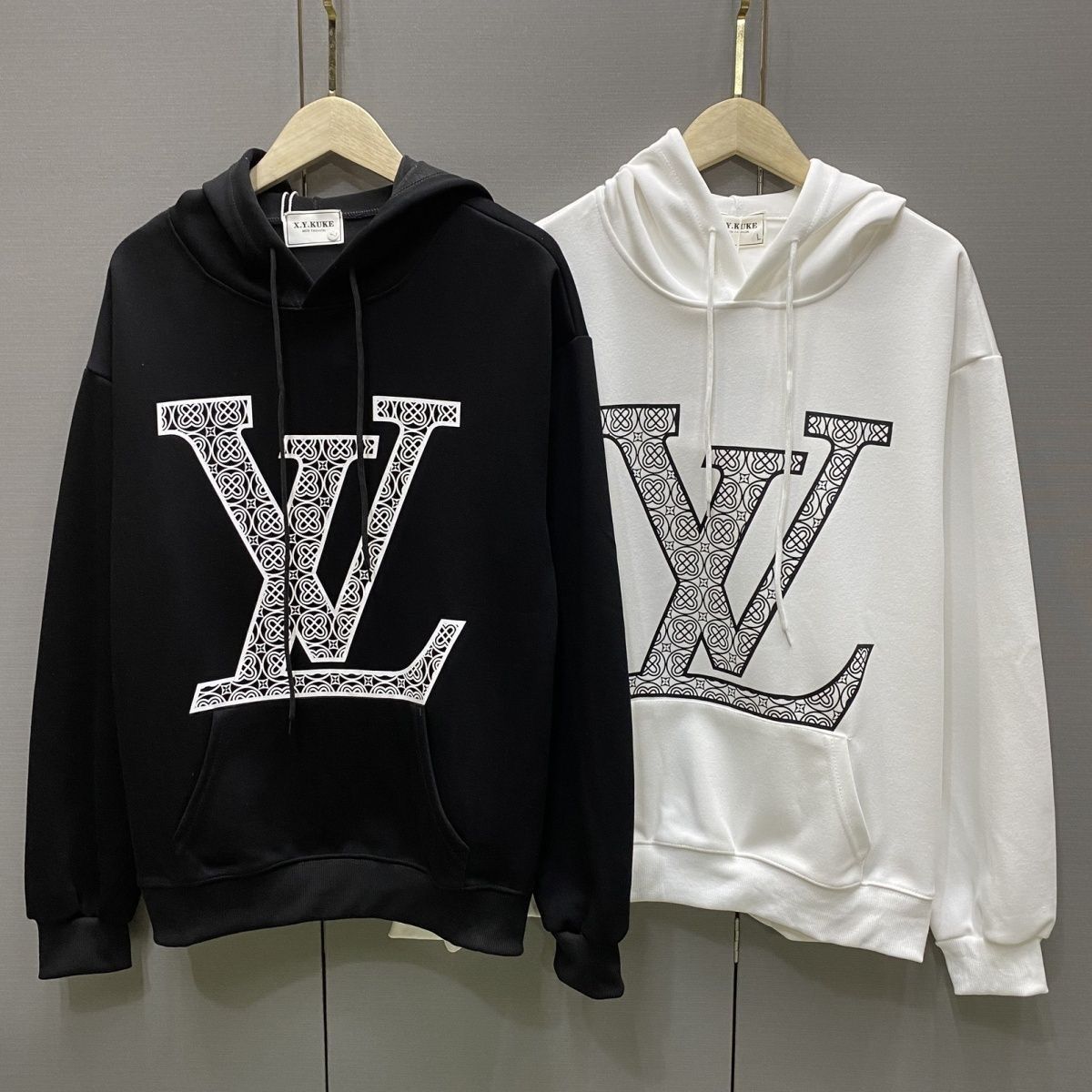 LOUIS VUITTON パーカー フード付き　ルームウェア  ルイ・ヴィトンロゴ ブランド  プリント 綿　男女兼用