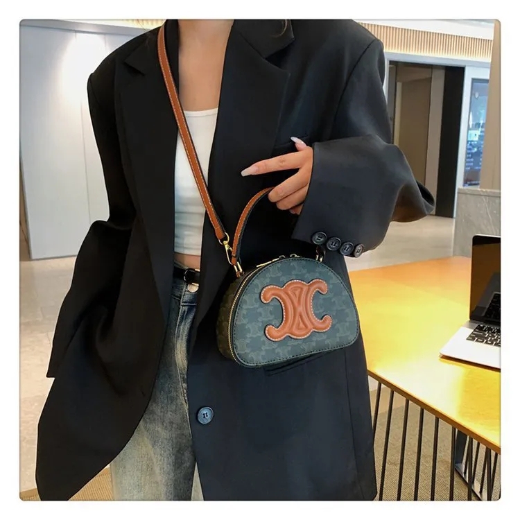 【CELINE】キュイル トリオンフ ハーフムーンケース / タン