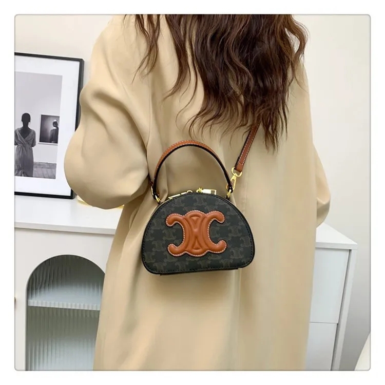 【CELINE】キュイル トリオンフ ハーフムーンケース / タン