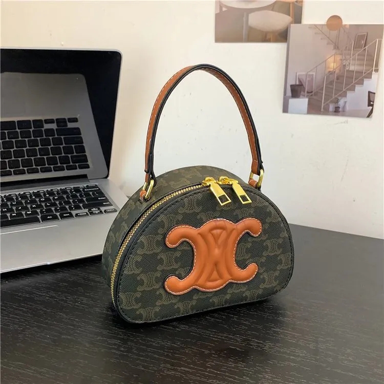 【CELINE】キュイル トリオンフ ハーフムーンケース / タン