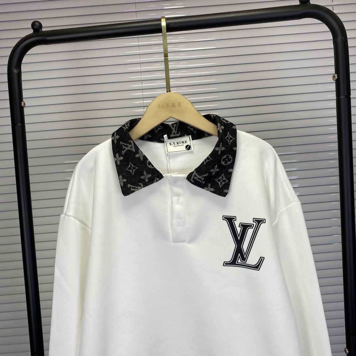 LOUIS VUITTON パーカー  ルイ・ヴィトンロゴ トレーナー  襟付き ゆったり 秋 冬  カジュアル おしゃれ