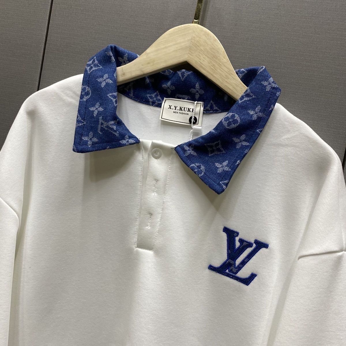 LOUIS VUITTON パーカー  ルイ・ヴィトンロゴ トレーナー  襟付き ゆったり 秋 冬 春 カジュアル おしゃれ