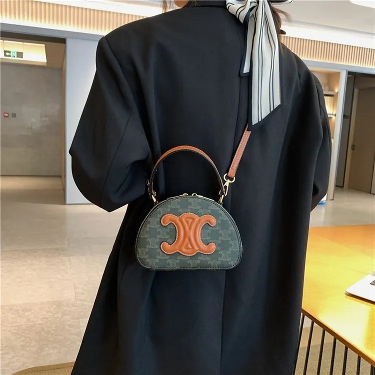 【CELINE】キュイル トリオンフ ハーフムーンケース / タン