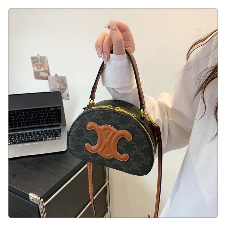 【CELINE】キュイル トリオンフ ハーフムーンケース / タン