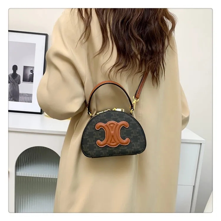 【CELINE】キュイル トリオンフ ハーフムーンケース / タン