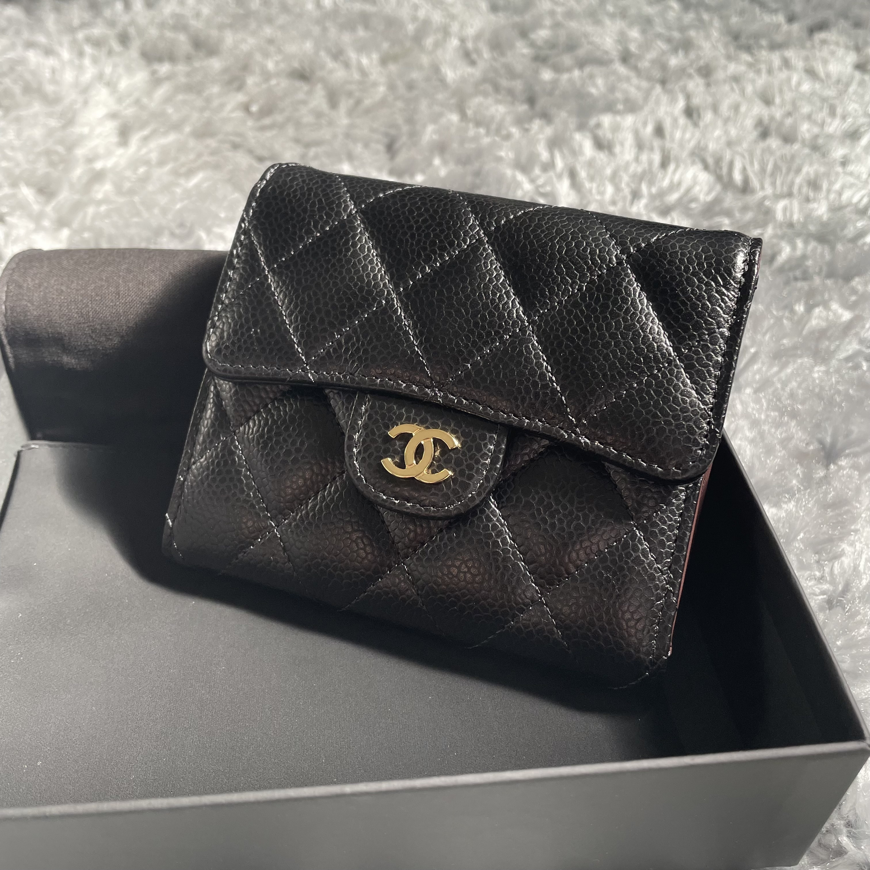 シルエットとロゴが可愛い♪》CHANEL マトラッセ三つ折り財布 – 三越