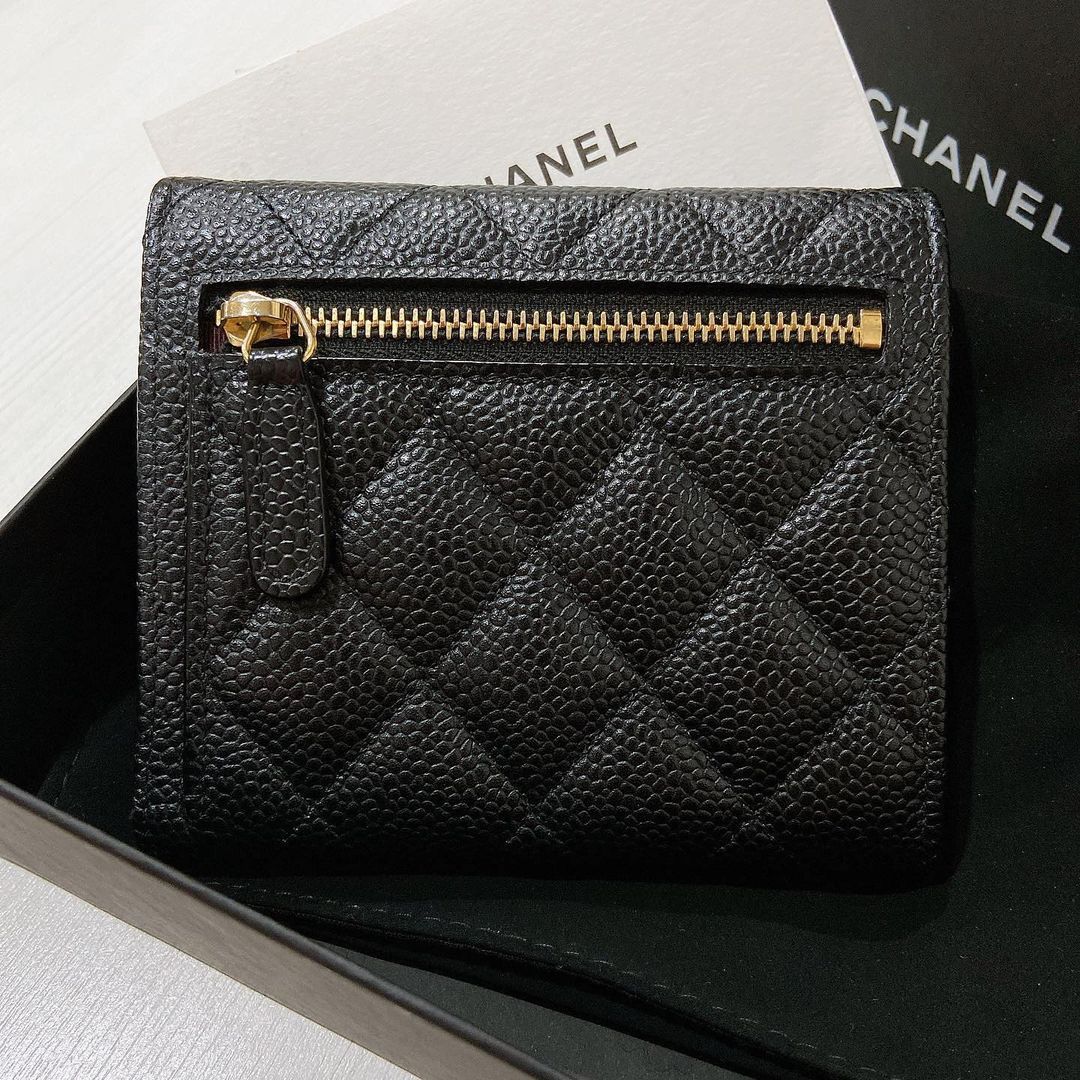 シルエットとロゴが可愛い♪》CHANEL マトラッセ三つ折り財布 – 三越