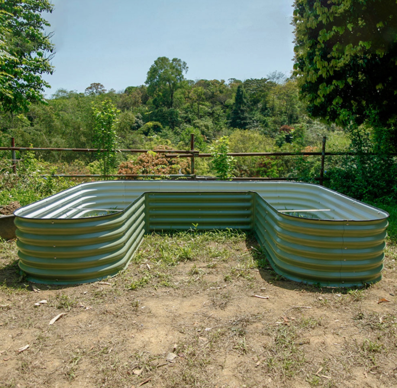 U shaped store raised garden bed