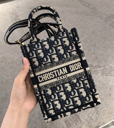 Dior トートバッグ 【完売確実！最新サイズ！】DIORブックトートphoneバック(2)