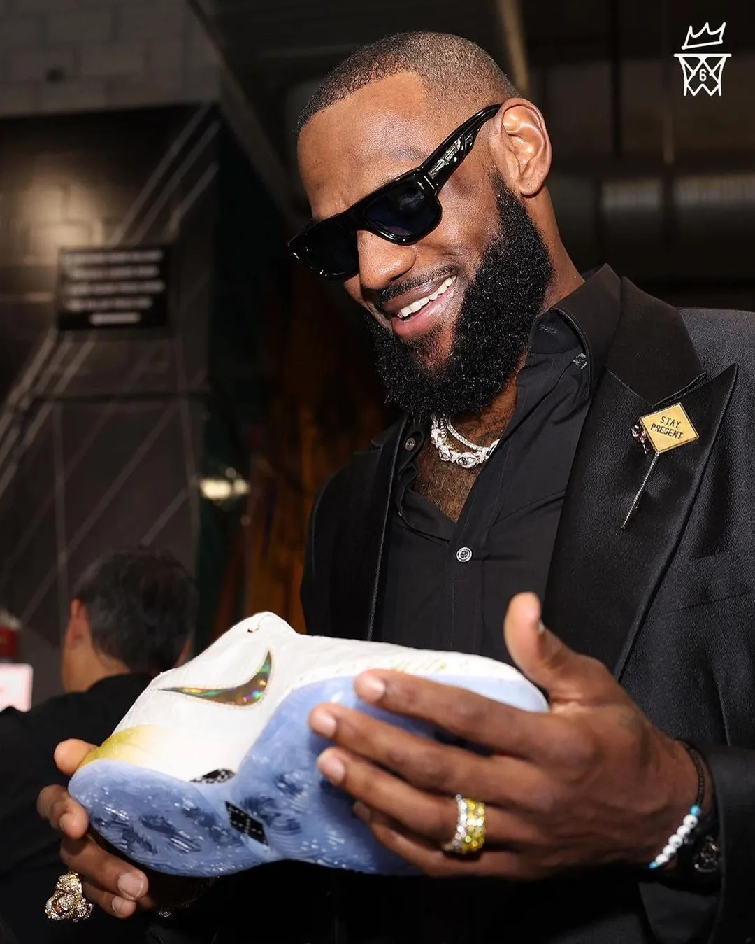 レブロン・ジェームズ NBA歴代最多の得点王を記念しナイキからカスタムスニーカーを受け取る