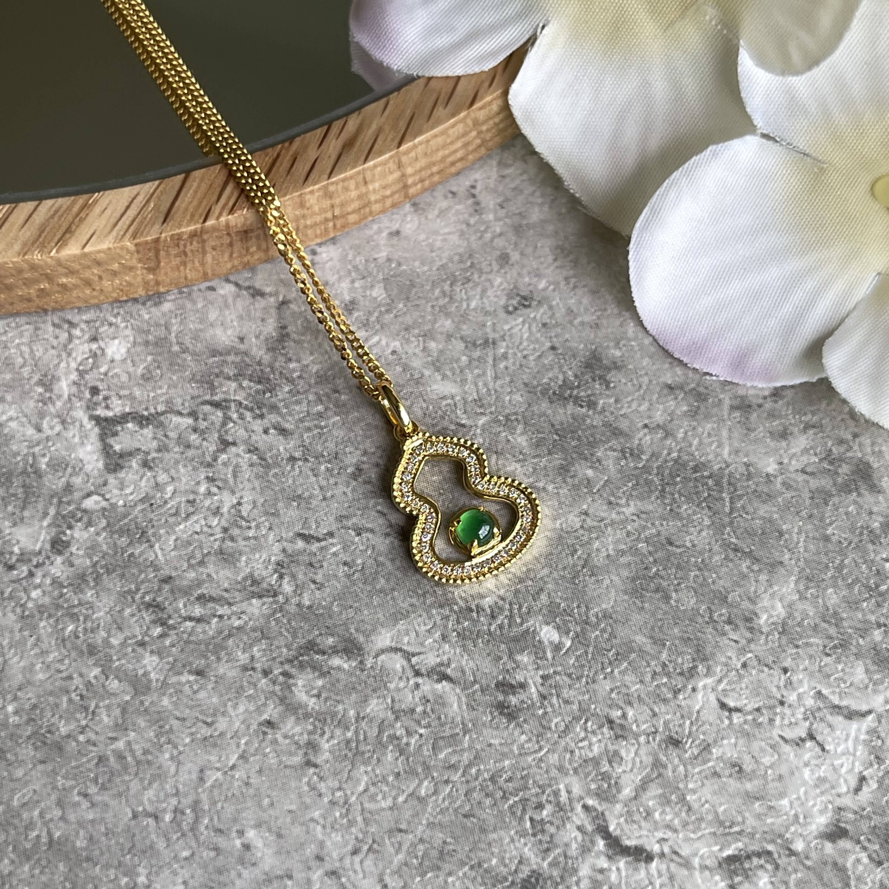 Green Cabochon Calabash Pendant (PJA00119）