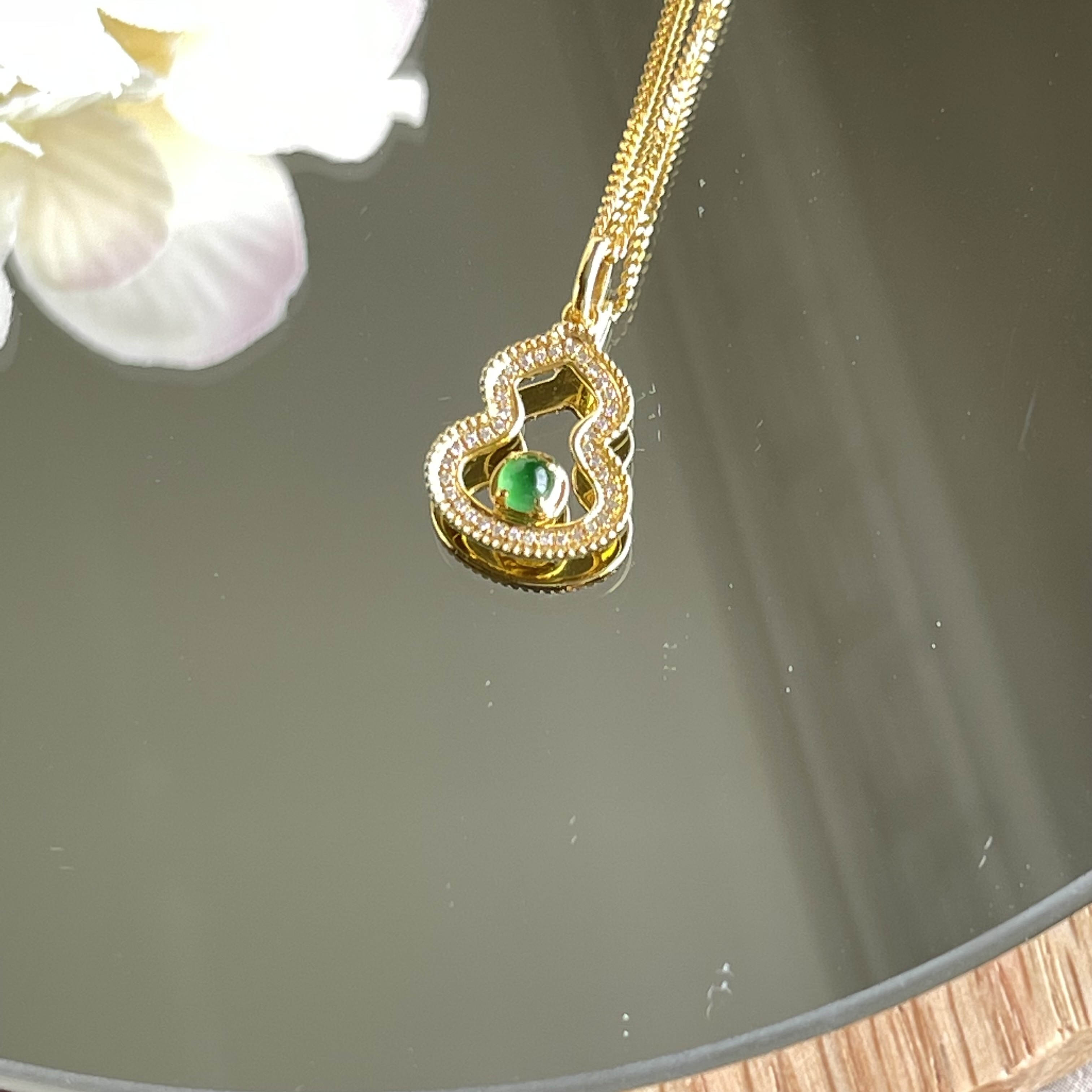 Green Cabochon Calabash Pendant (PJA00119）