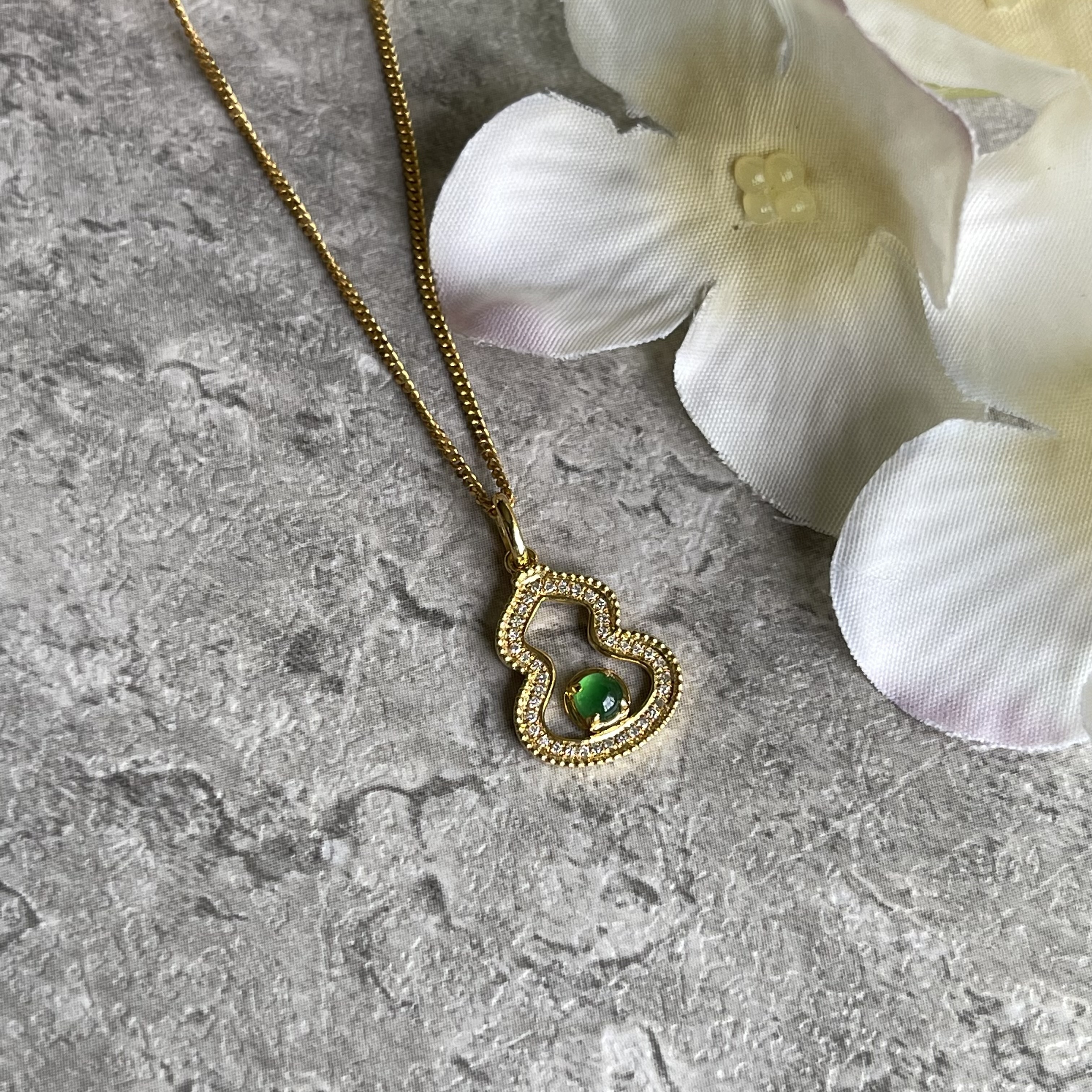 Green Cabochon Calabash Pendant (PJA00119）