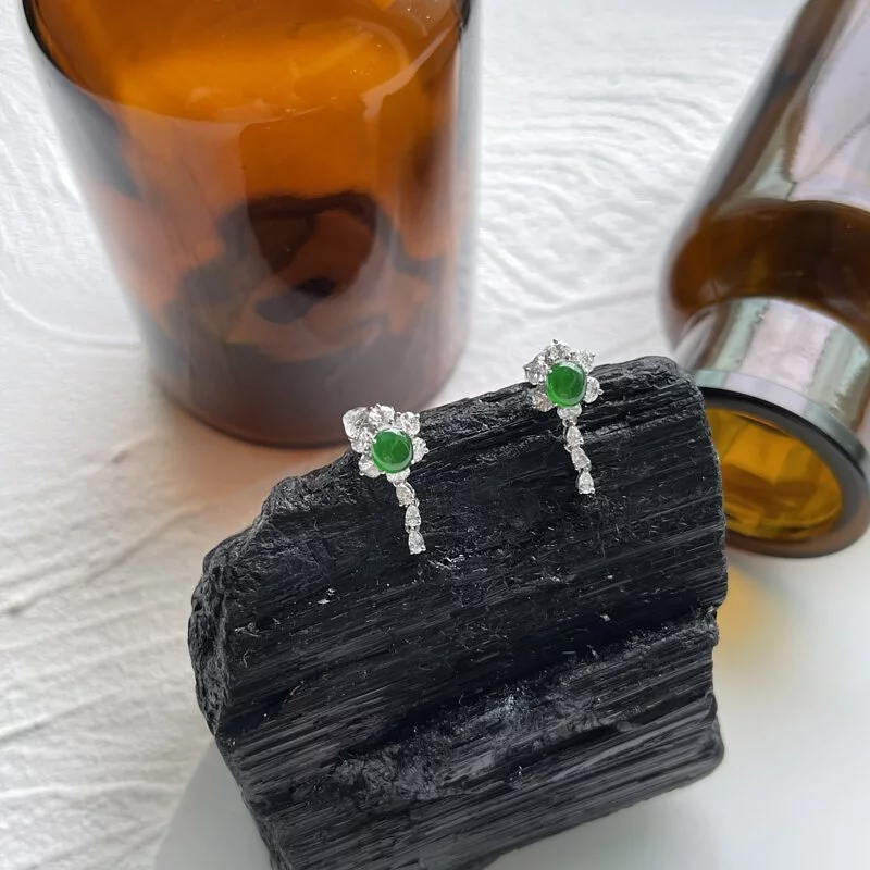 A Pair of Imperial Emerald Green Earrings (PJA00017)
