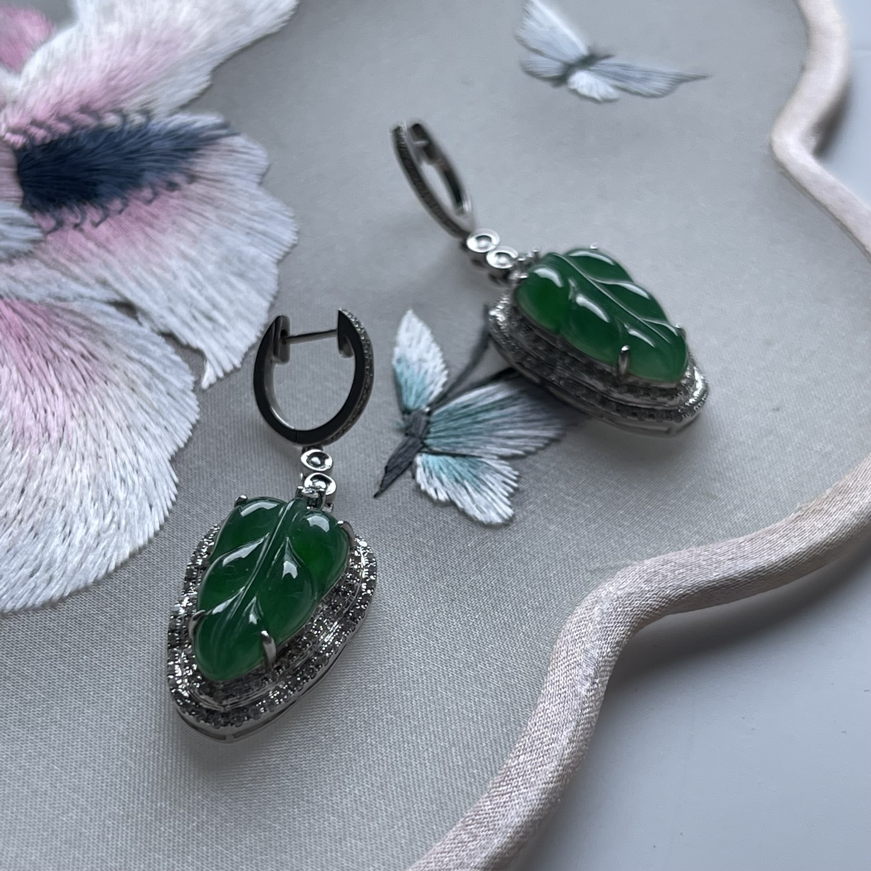 18k White Gold Green Leaf Earrings (PJA00017)