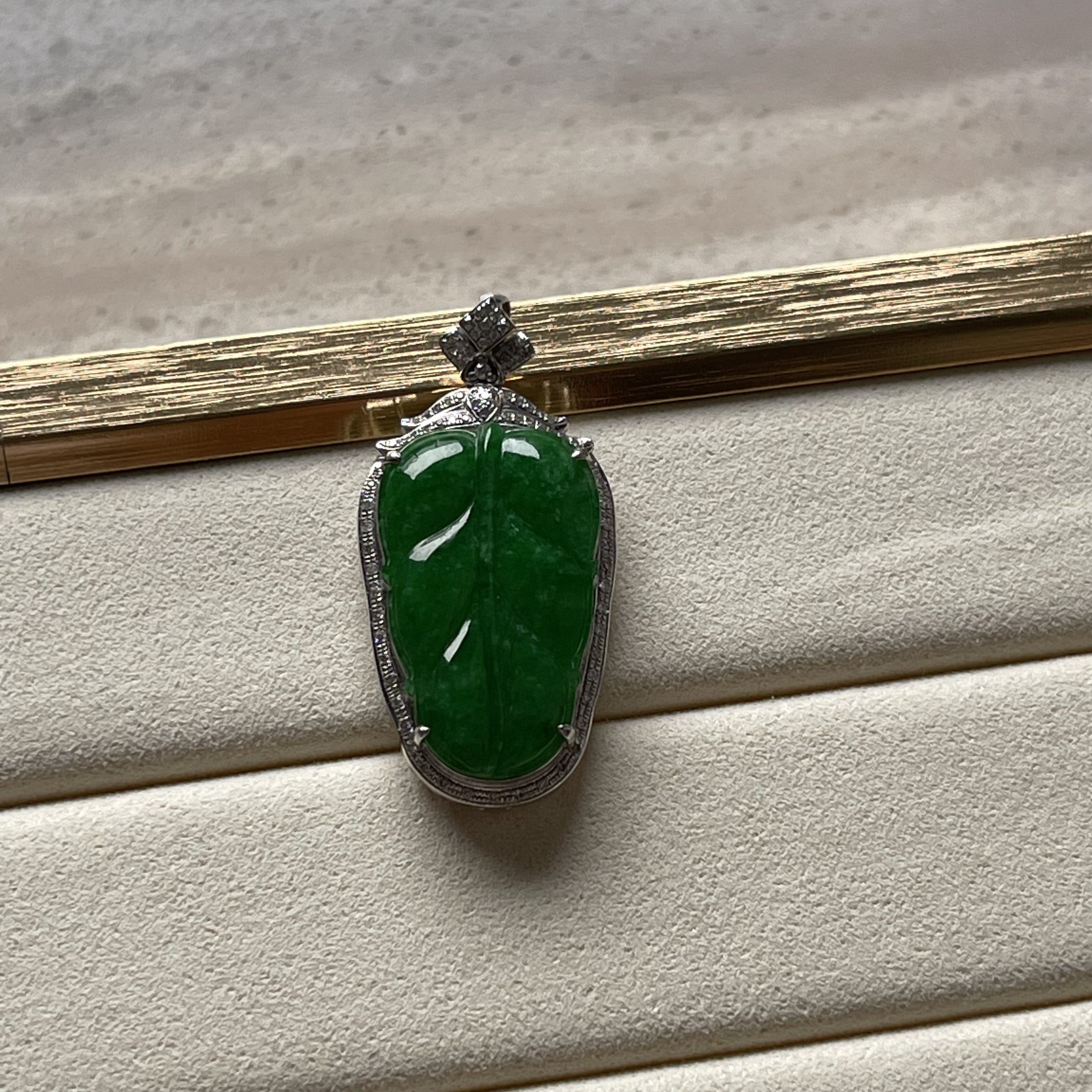 18k White Gold Fresh Vibrant Green Leaf Pendant (PJA00052)