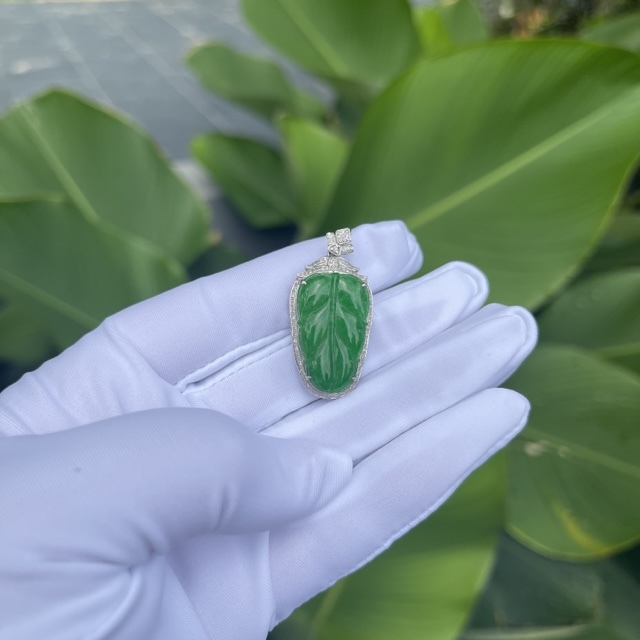 18k White Gold Fresh Vibrant Green Leaf Pendant (PJA00052)