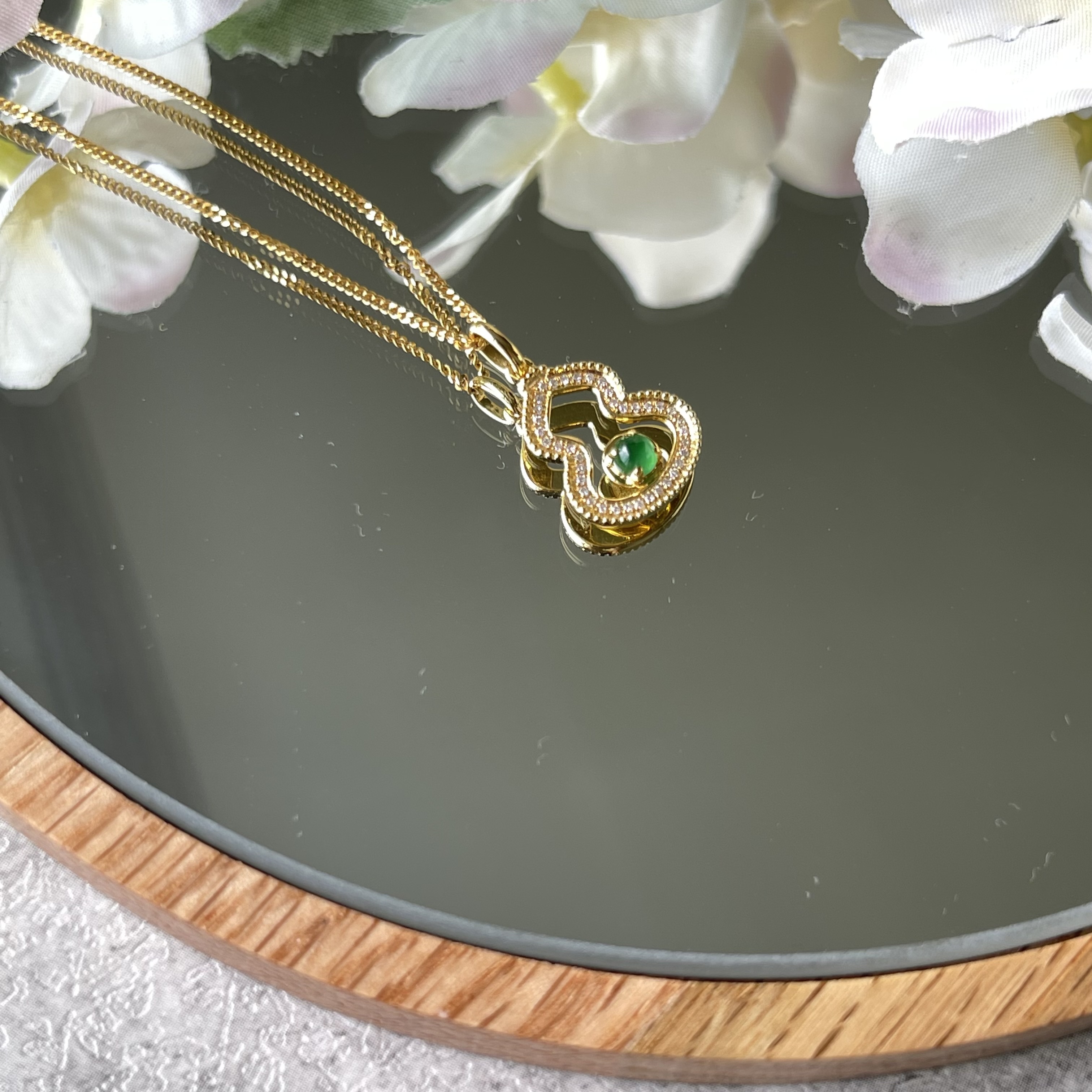 Green Cabochon Calabash Pendant (PJA00119）