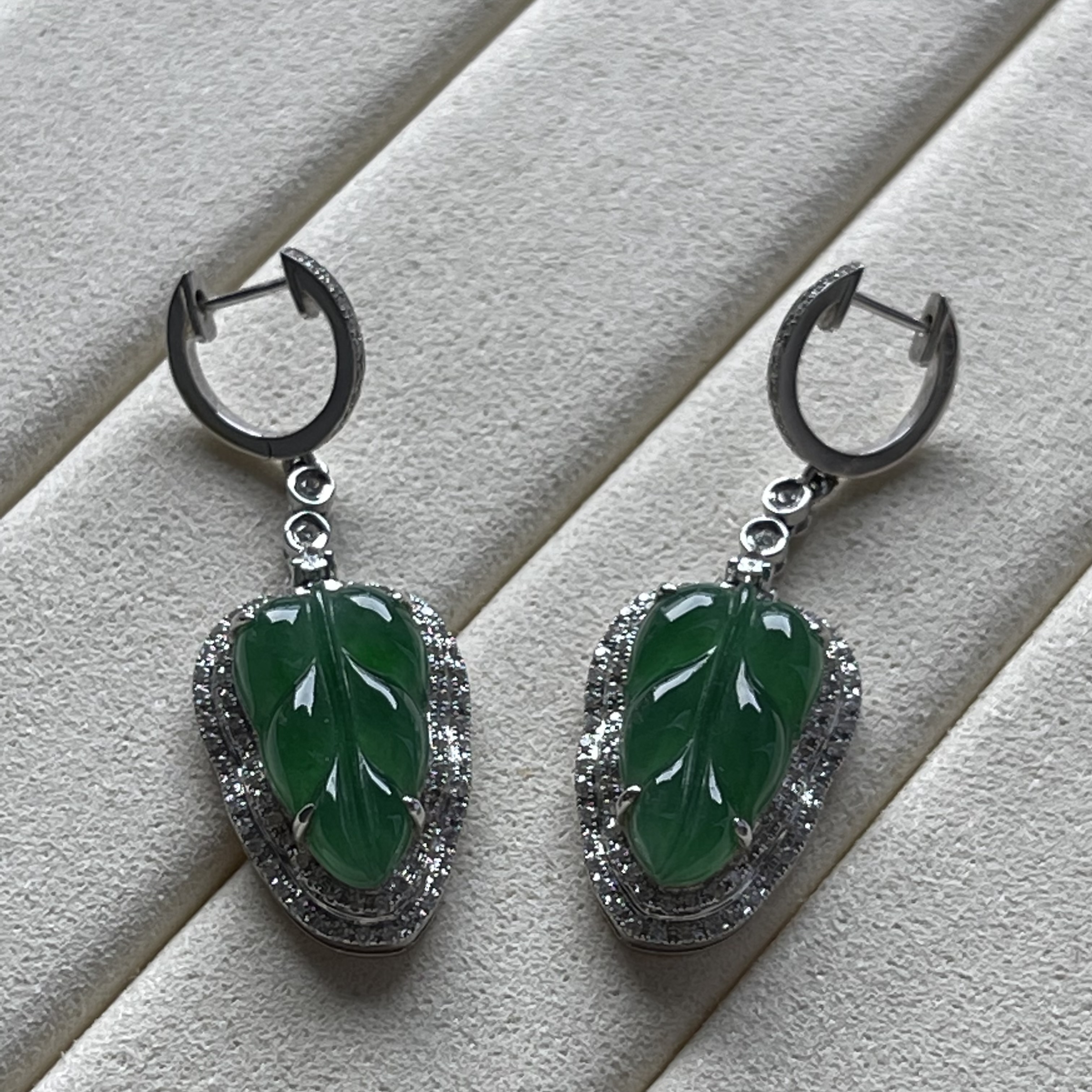 18k White Gold Green Leaf Earrings (PJA00017)