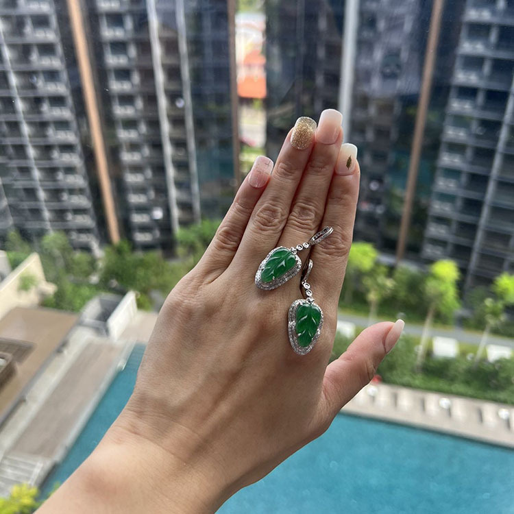 18k White Gold Green Leaf Earrings (PJA00017)