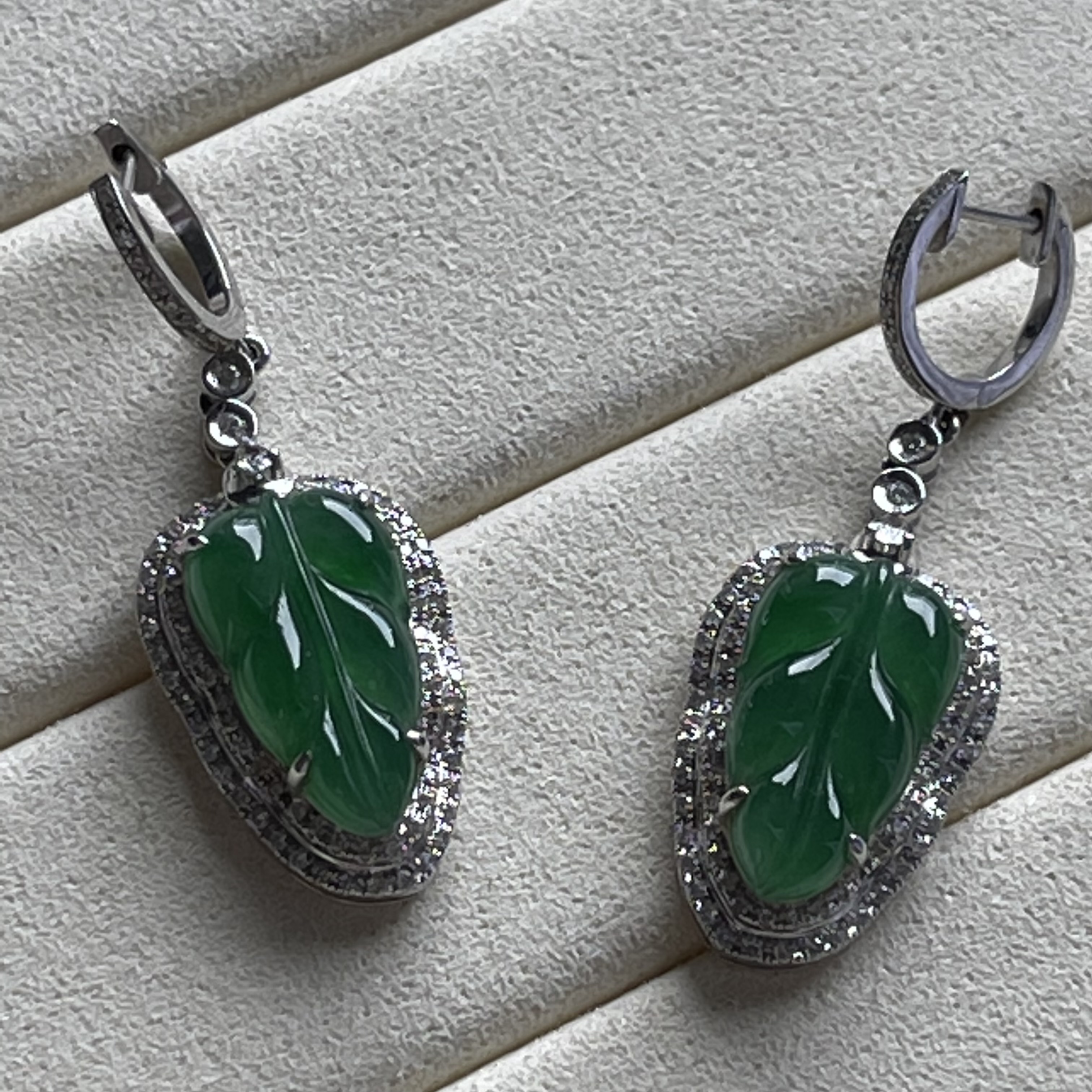 18k White Gold Green Leaf Earrings (PJA00017)