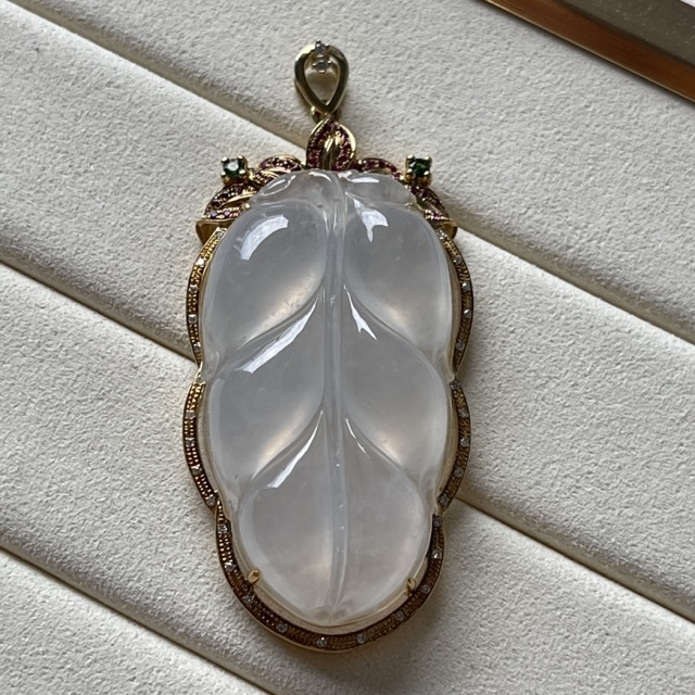 18k Gold Icy  Jadeite Leaf Pendant (PJA00022)