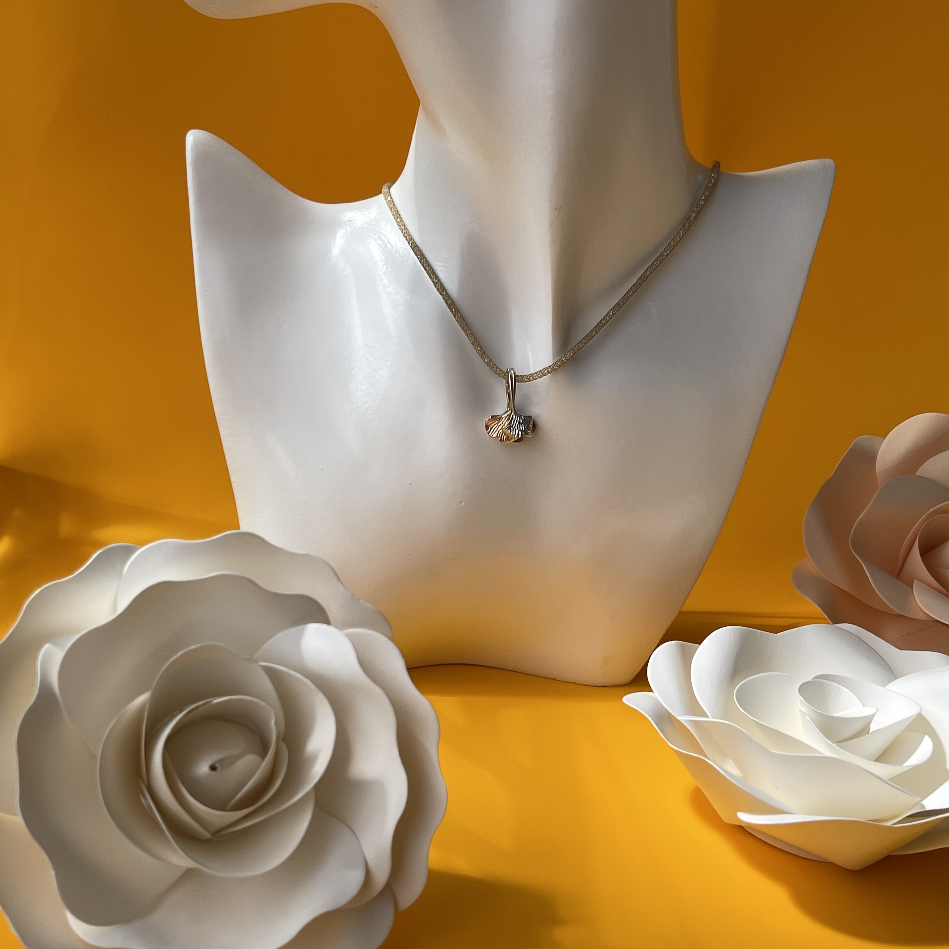 18K Ginkgo Leaves design on Jadeite Donut Pendant (PJA00287)