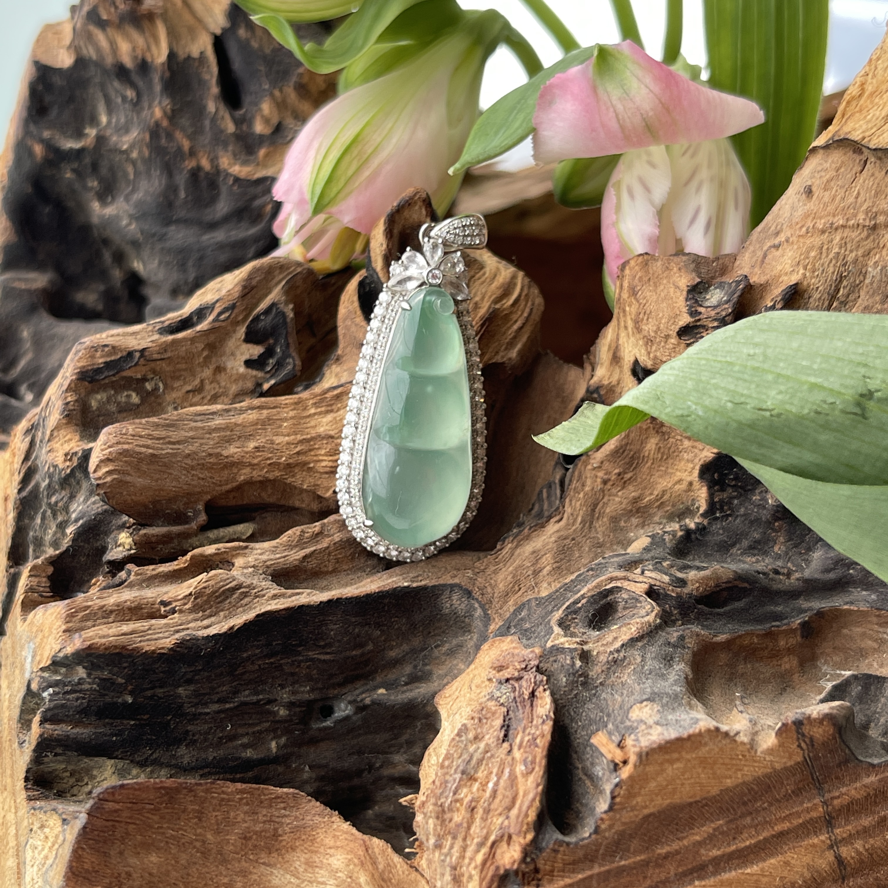 Icy Grape Flesh Green Gourd Jadeite Pendant  (PJA00056)