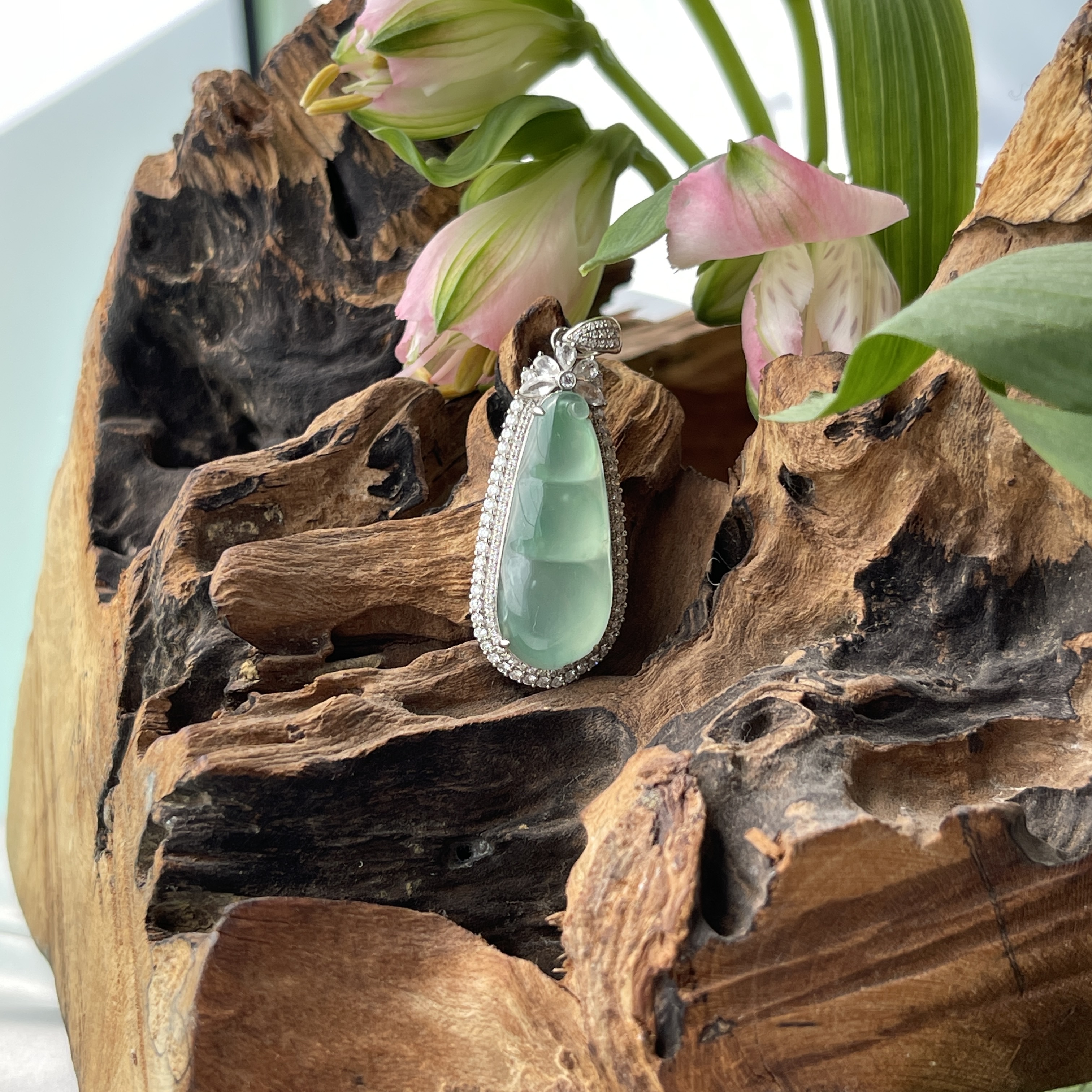 Icy Grape Flesh Green Gourd Jadeite Pendant  (PJA00056)