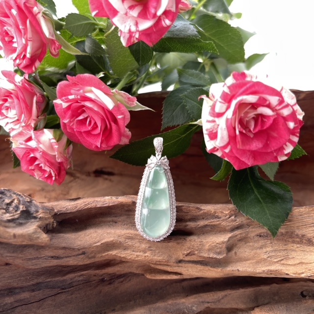 Icy Grape Flesh Green Gourd Jadeite Pendant  (PJA00056)