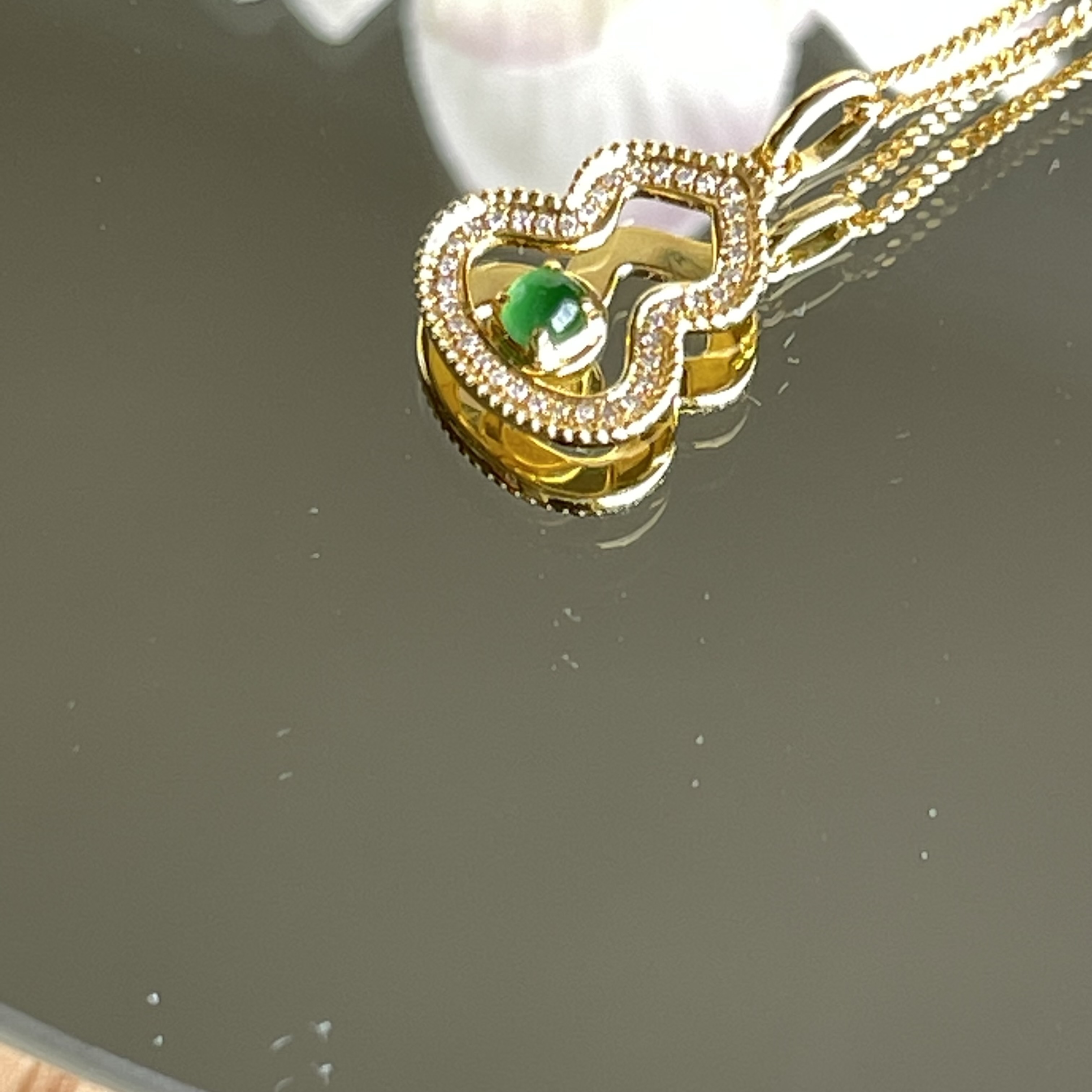 Green Cabochon Calabash Pendant (PJA00119）