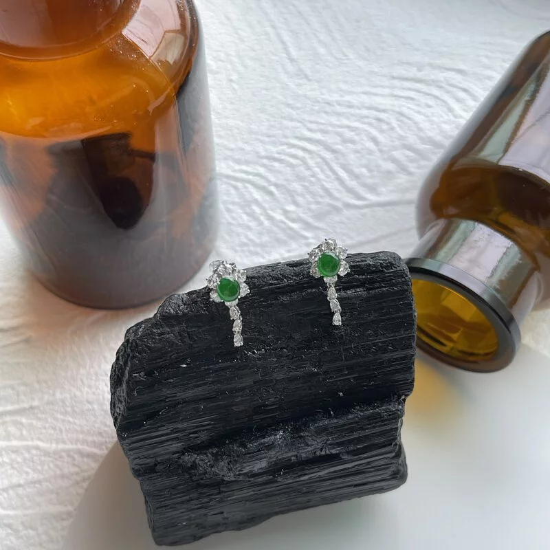 A Pair of Imperial Emerald Green Earrings (PJA00017)
