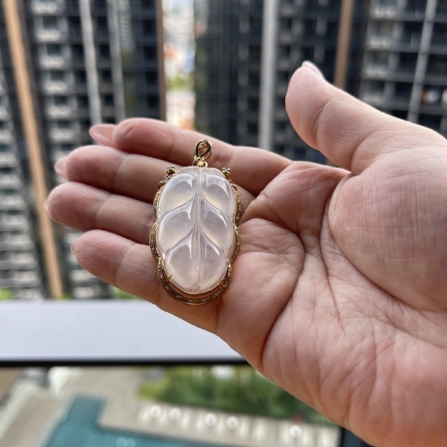 18k Gold Icy  Jadeite Leaf Pendant (PJA00022)