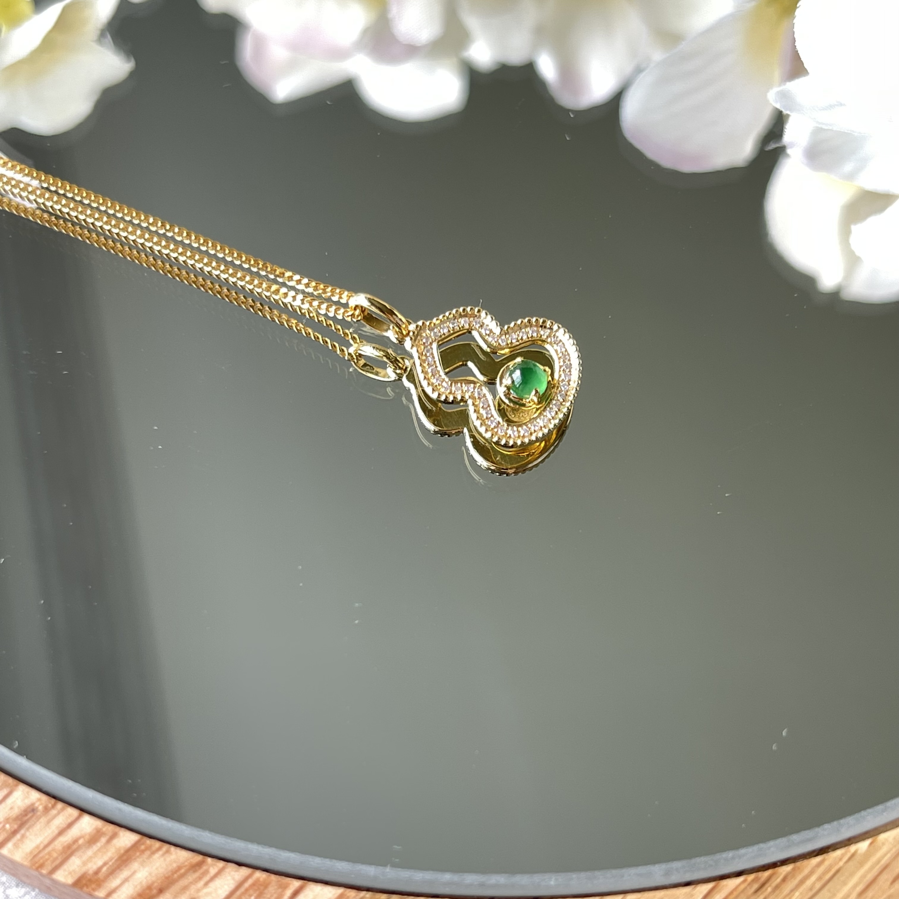 Green Cabochon Calabash Pendant (PJA00119）