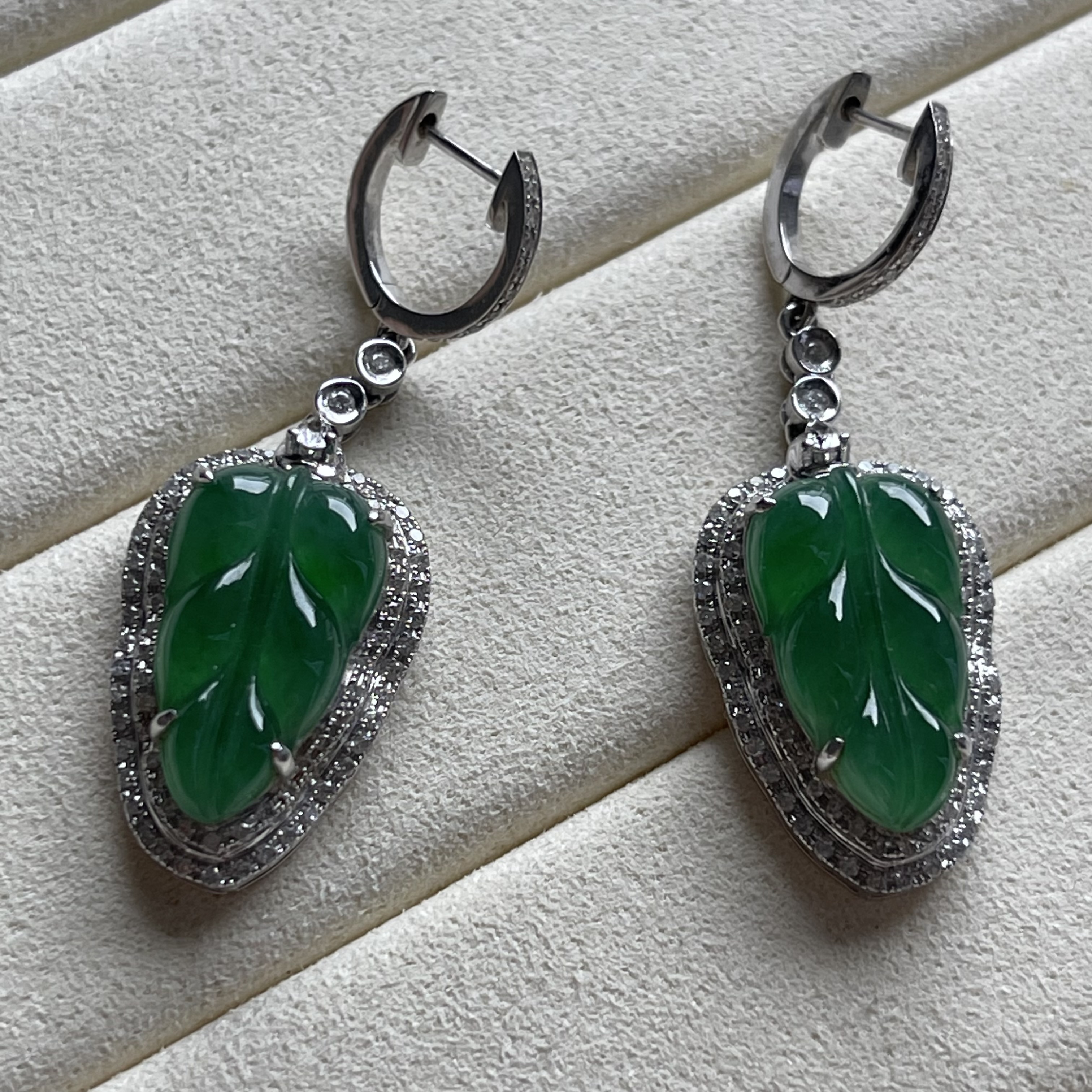 18k White Gold Green Leaf Earrings (PJA00017)
