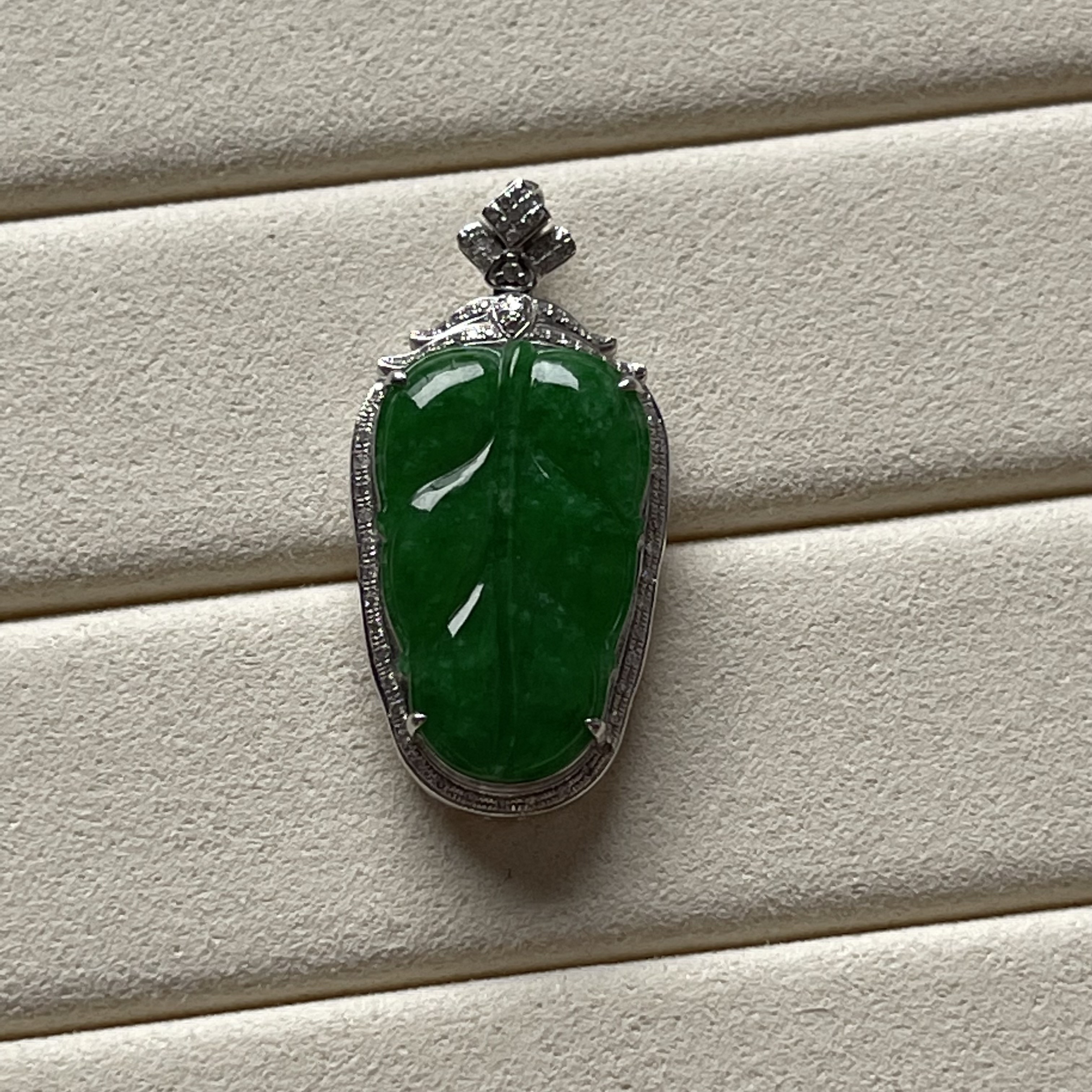 18k White Gold Fresh Vibrant Green Leaf Pendant (PJA00052)