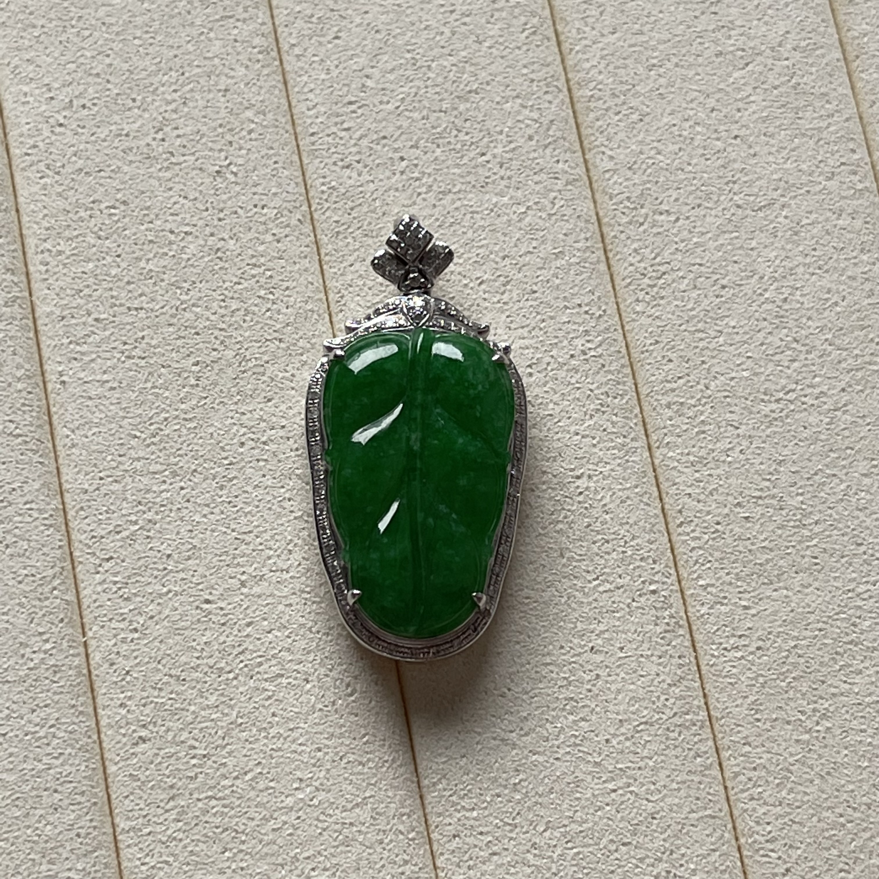 18k White Gold Fresh Vibrant Green Leaf Pendant (PJA00052)