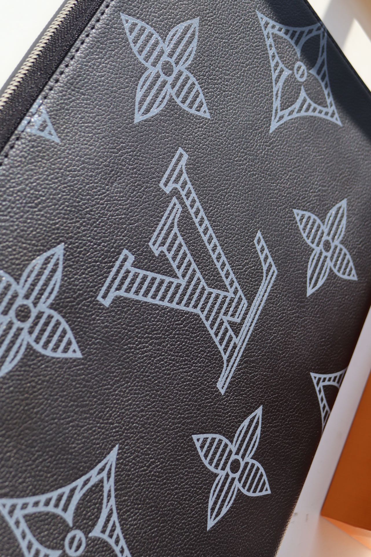 【2024】Louis Vuitton (ルイ・ヴィトン) バッグ 35x25x2 cm