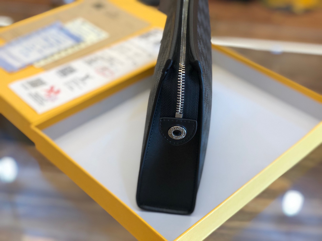 LOUIS VUITTON（ルイヴィトン）クラッチバッグ