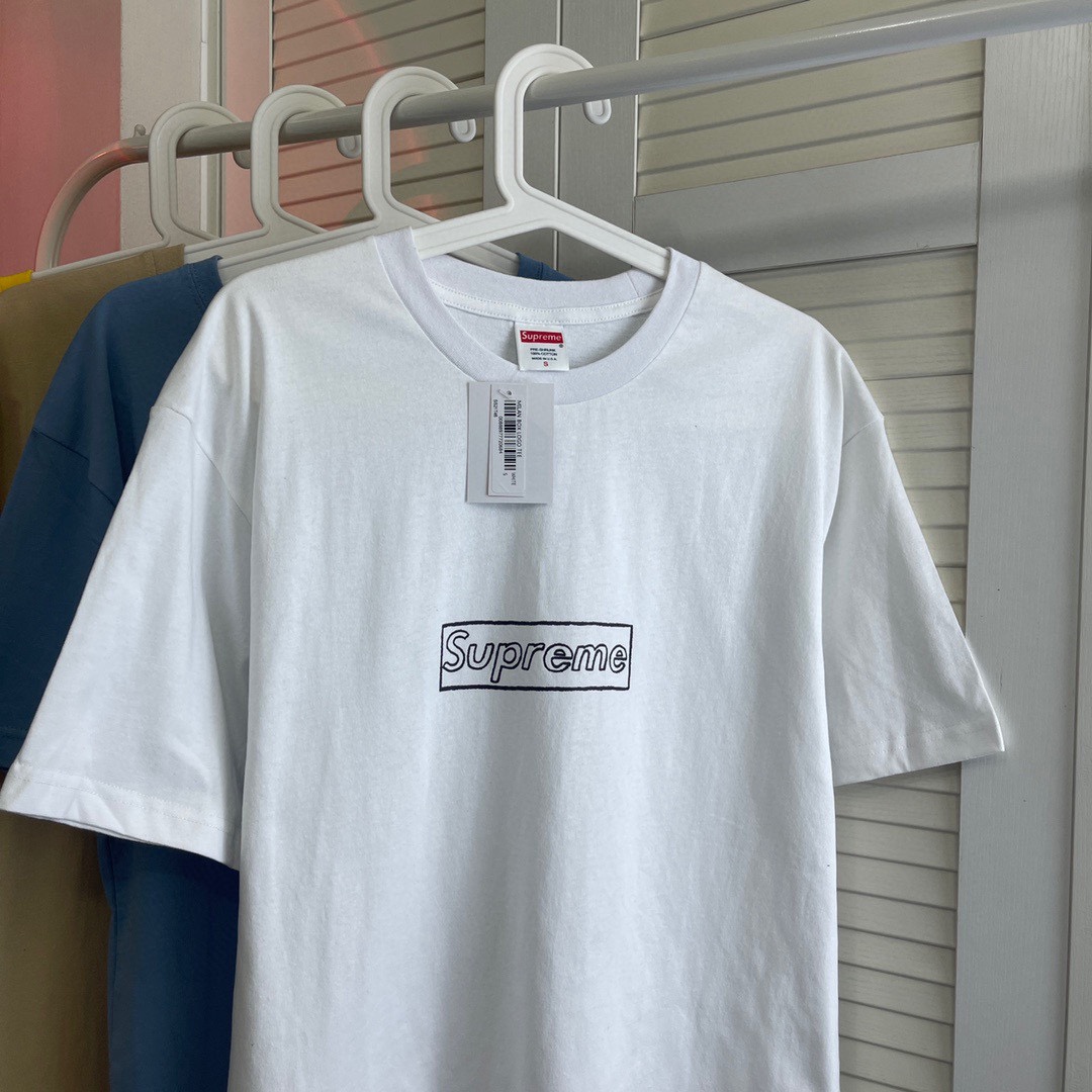シュプリームSupreme 21ss Week 18 × KAWS 連名 チョーク LOGO クレヨン スケッチ レター ボックス ロゴ 半袖 Tシャツ