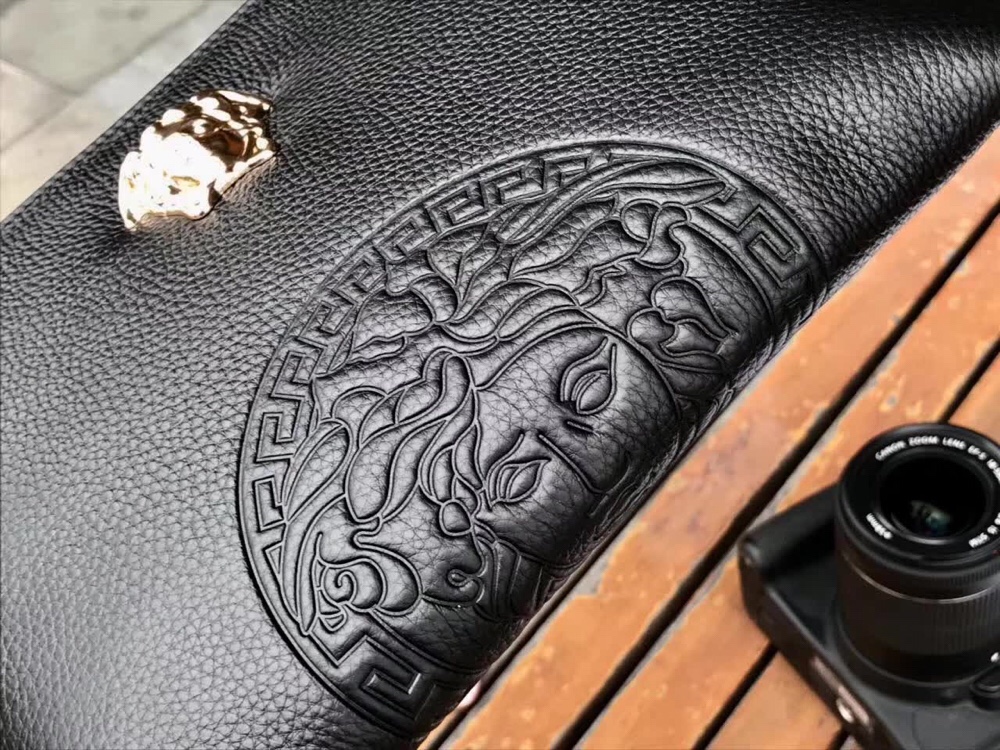 【2024】【VERSACE 公式旗艦店】ヴェルサーチ  クラッチバッグ    当日出荷 好評に付き再入荷！29*18CM
